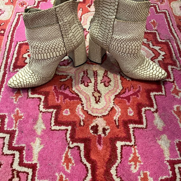 Freebird Joey Booties size 9 - Picture 3 of 7